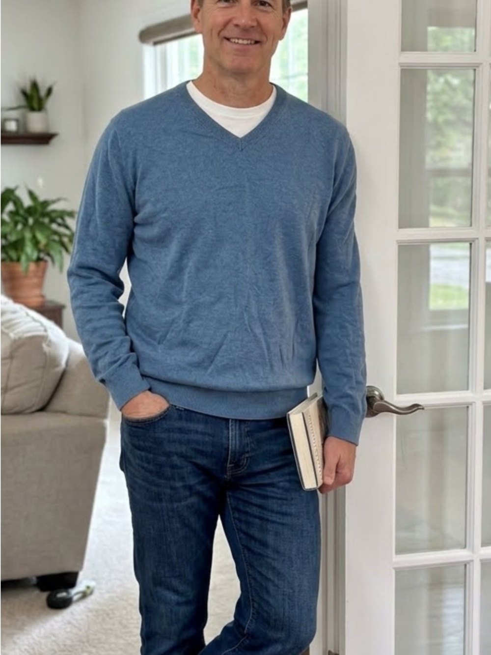 GAP Men's V-Neck Sweater in Dusty Blue